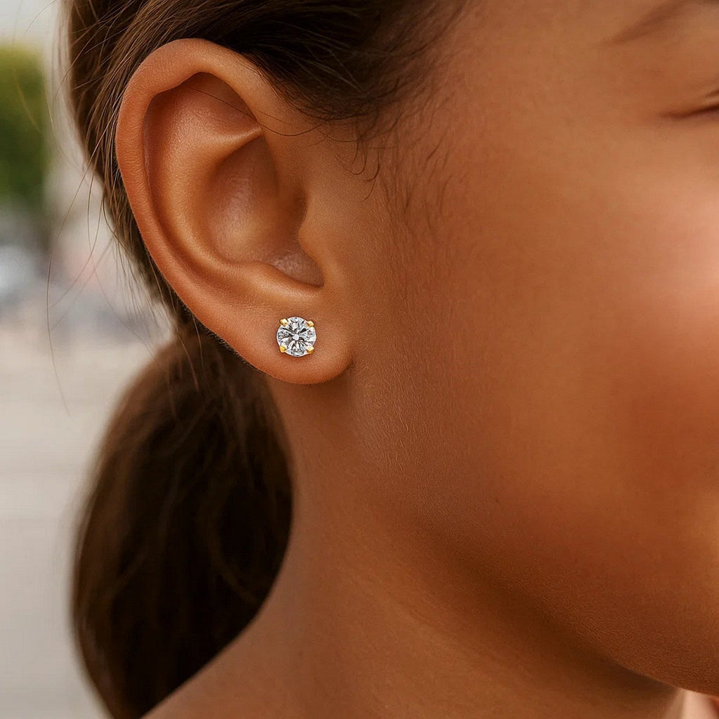 Ohrstecker aus 14-karätigem Gelbgold mit facettierten, weiß getönten Zirkonia (3 mm)