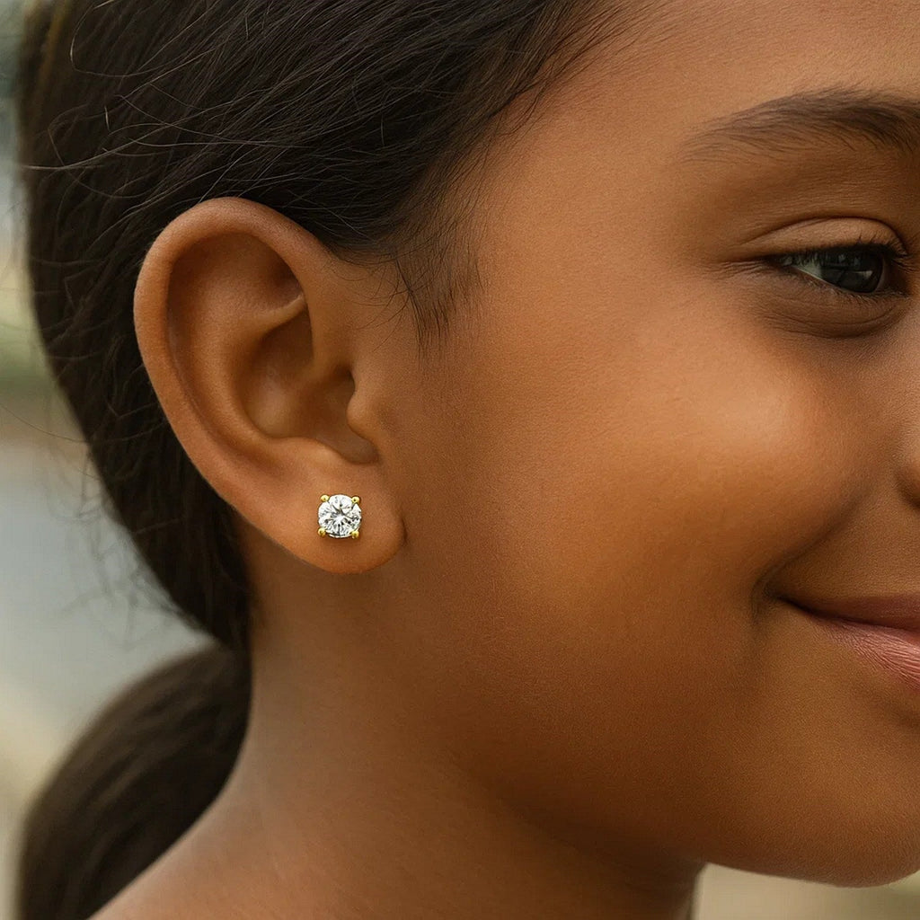 Ohrstecker aus 14-karätigem Gelbgold mit facettierten, weiß getönten Zirkonia (3 mm)